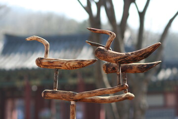 나무로 만든 새모양 솟대