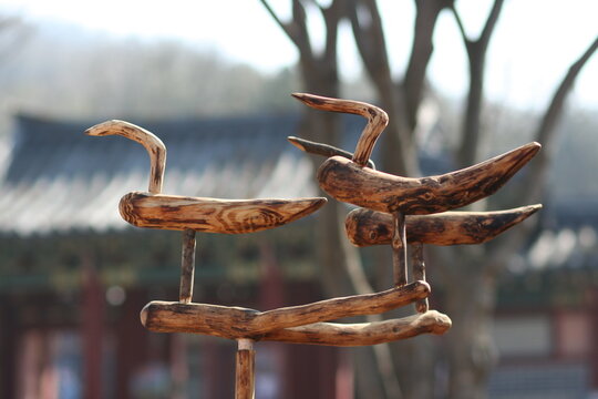 나무로 만든 새모양 솟대