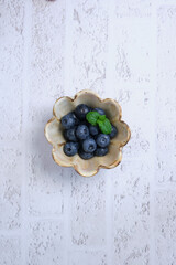 陶器の器に盛られたブルーベリー、レンガ背景