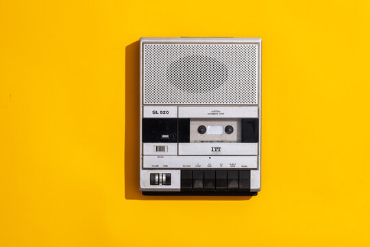 Top view eines ITT Kassettenrekorders vor gelben Hintgergrund