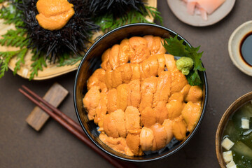 新鮮なウニ丼