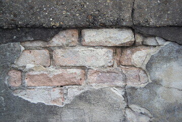 Altes Mauerwerk mit abbröckelndem Putz