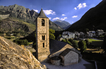 Fototapeta na wymiar Iglesia de planta basilical de Sant Joan de Boi(s.XI-XII).Boi.Valle de Boi.Cordillera Pirenaica. Lleida.Cataluña. España.