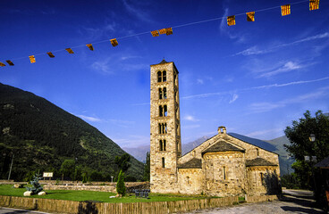 Iglesia de planta basilical de Sant Climent de Taüll(s.XI-XII).Taüll.Valle de Boi.Cordillera...