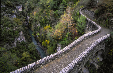 Fototapeta premium Puente de San Urbez sobre el rio Vellós. Valle de Añisclo.Parque Nacional Ordesa y Monte Perdido..Cordillera Pirenaica. Huesca. España.