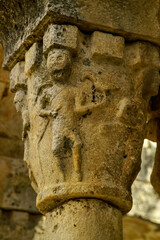 Capitel representando una caceria.Claustro romanico de Sant Domènec(Romanico s.XII).Peralada.Alto...
