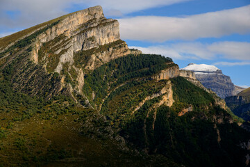 Fototapeta na wymiar Mondotó (1962m.) y Punta de las Olas (3002m.).Valle de Añisclo.Huesca.Cordillera pirenaica.España.