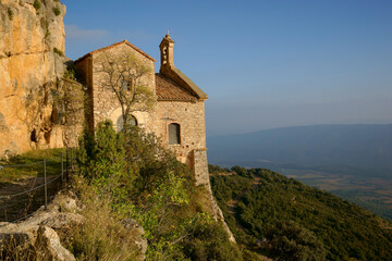 Fototapeta premium Ermita de origen románico de la Mare de Déu de la Pedra. valle de Àger.Montsec d' Ares.Lleida.Cordillera pirenaica.Catalunya.España.