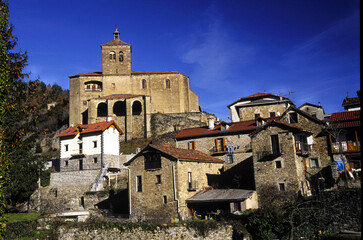 Fototapeta na wymiar Iglesia de San Esteban(s.XVI).Roncal. Valle del Roncal.Pirineos Atlanticos. Navarra. España.