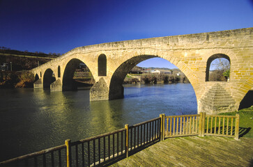 Puente sobre el rio Arga(Romanico s.XI).Puente la Reina.Navarra.España.