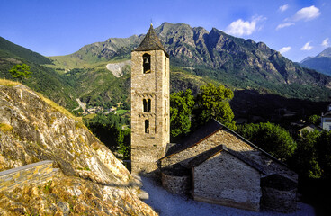 Fototapeta na wymiar Iglesia de planta basilical de Sant Joan de Boi(s.XI-XII).Boi.Valle de Boi.Cordillera Pirenaica. Lleida.Cataluña. España.