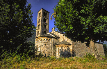 Fototapeta na wymiar Iglesia de planta basilical de Sant Climent de Taüll(s.XI-XII).Taüll.Valle de Boi.Cordillera Pirenaica. Lleida.Cataluña. España.