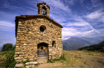 Fototapeta na wymiar Ermita de Sant Salvador d´Irgo(s.XII).Irgo.Valle de Boi.Cordillera Pirenaica. Lleida.Cataluña. España.