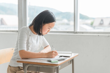 学校で勉強する高学年の小学生（塾・夏期講習）
