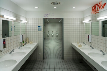 öffentliche Herrentoilette in einem Verwaltungsgebäude - Powered by Adobe