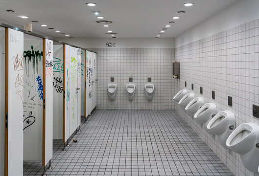 &ouml;ffentliche Herrentoilette in einem Verwaltungsgeb&auml;ude