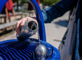 blauer Brunnen mit Trinkwasserspender