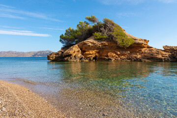 Aguas cristalinas frente al islote de la playa de s'Illot, en Alcudia, en la isla de Mallorca (Islas Baleares, Esapaña)