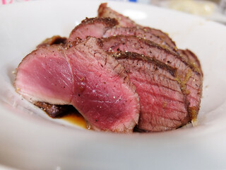 狩猟で捕獲した鹿肉のロースト