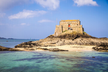 Fototapeta na wymiar Fortified castel, Fort du Petit Be, beach and sea, Saint-Malo city, Brittany, France