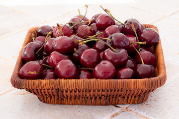 panier de cerises en gros plan sur une table