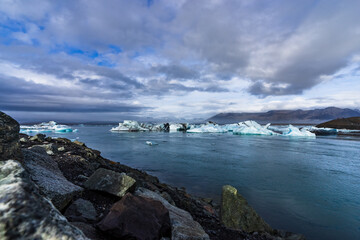 Fototapeta na wymiar Icebergs on Jokulsarlon lagoon canal to the ocean
