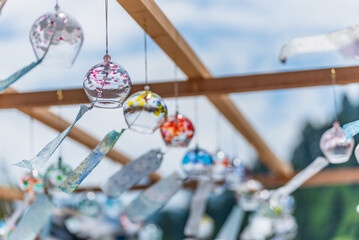風に揺れるカラフルな風鈴