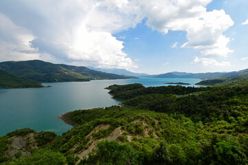 Fototapeta na wymiar Kremasta-Stausee - Griechenland // Άποψη της λίμνης των Κρεμαστών // Lake Kremasta - Greece
