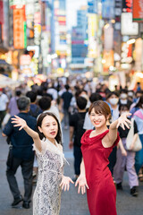 繁華街でポーズをとる女性2人