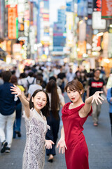 Obraz premium Two women posing in downtown