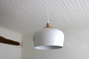 Suspension scandinave, luminaire metal blanc et bois, intérieur design nature