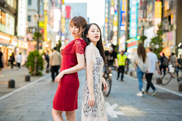Obraz premium Two women posing in downtown