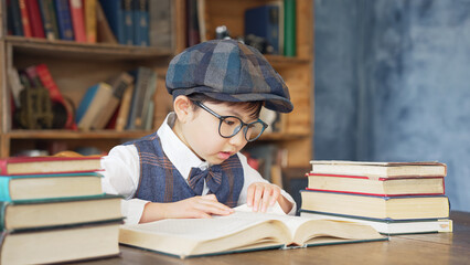 図書室で本を読む少年