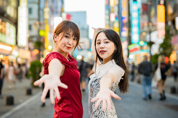 Obraz premium Two women posing in downtown