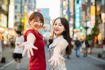 Fototapeta premium 繁華街でポーズをとる女性2人