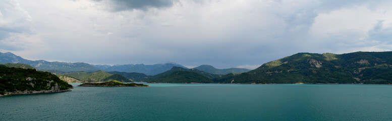 Fototapeta na wymiar Kremasta-Stausee - Griechenland // Άποψη της λίμνης των Κρεμαστών // Lake Kremasta - Greece