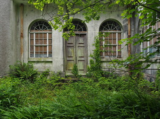 Fototapeta na wymiar Abandoned old building in secret garden