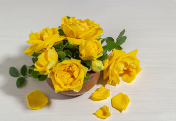 Bouquet of yellow roses.