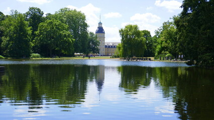 Fototapeta na wymiar Seerosenteich im Karlsruher Schlossgarten mit Blick auf das Karlsruher Schloss