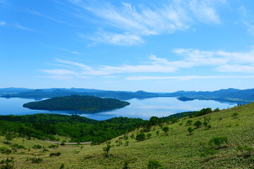 Fototapeta na wymiar 阿寒摩周国立公園。美幌峠から見る屈斜路湖。弟子屈、北海道、日本。６月下旬。