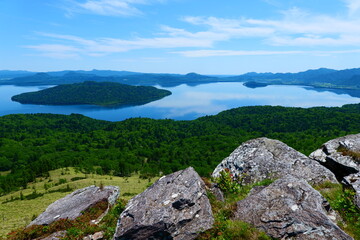阿寒摩周国立公園。美幌峠から見る屈斜路湖。弟子屈、北海道、日本。６月下旬。