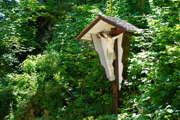 Großes Wegkreuz mit Christus bei Arlesheim in der Schweiz