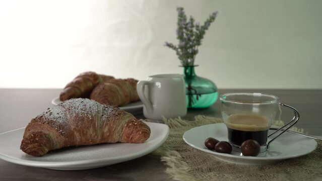 Mettere lo zucchero a velo sul cornetto e tazzina di caff&egrave; sul tavolo