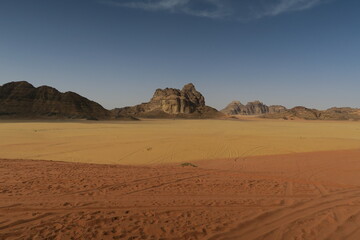 Fototapeta na wymiar Granica pustyni czerwonej i żółtej. Jordania