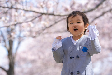 桜と入園式の女の子