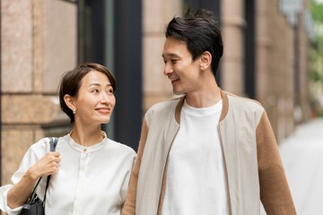 外を歩く仲良し日本人カップル