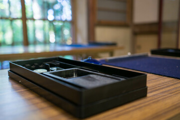 京都 長楽寺の机の上の書道道具