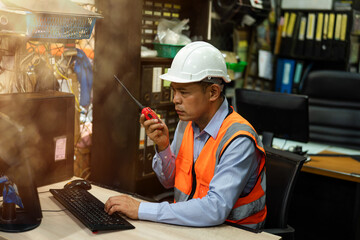 Obraz premium Warehouse managers working on computer in a warehouse.
