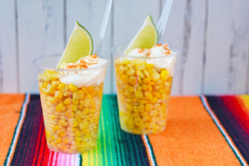 伝統的なメキシコ料理　エスキーテス　ライムを添えて　コピースペースあり Traditional Mexican food Esquites (Mexican Street Corn Salad, Esquites mexicanos) served with lime, copy space available