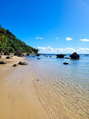 Naklejka premium Beautiful beach with rocks in Gamboa da Bahia, Brazil